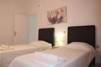 Postel nebo postele na pokoji v ubytování Kalamaki Plaza Apartments
