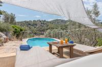 Bazén v ubytování Villa Cami de la Mar nebo v jeho okolí