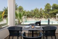 Bazén v ubytování Mossa Well Being Hotel nebo v jeho okolí