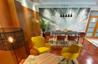 A seating area at Hotel Ciudad de Compostela