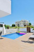 Bazén v ubytování Melanos Residence 2 bdrm townhouse with private pool nebo v jeho okolí