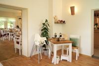 ein Esszimmer mit weißen Tischen und weißen Stühlen in der Unterkunft Erzgebirgshotel Misnia Bärenfels in Kurort Altenberg