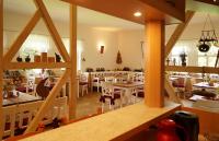 ein Esszimmer mit weißen Tischen und Stühlen in der Unterkunft Erzgebirgshotel Misnia Bärenfels in Kurort Altenberg