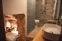 A bathroom at Aurora Medieval House