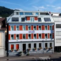Un gran edificio blanco con un cartel en él. en Hotel Garni Bodensee, en Bregenz