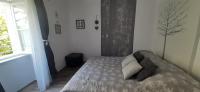 - une petite chambre avec un lit et une fenêtre dans l&#39;établissement Apartment Nika on the beach Mlini, à Mlini
