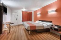 una habitación de hotel con una cama y una mesa en Motel 6-Youngstown, OH, en Youngstown