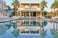 Bazén v ubytovaní Castro Beach Hotel alebo v jeho blízkosti