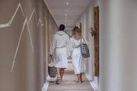 Hostia v ubytovaní Miraval Hotel