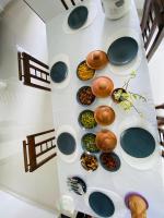 una mesa con muchos tazones y platos en ella en Desire Village Rakwana, en Rakwana