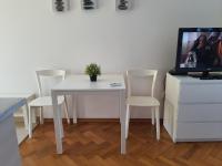 Televízia a/alebo spoločenská miestnosť v ubytovaní Apartments with sea view
