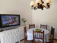 Televízia a/alebo spoločenská miestnosť v ubytovaní Apartamentos Franch
