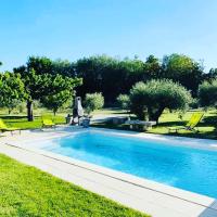 - une piscine avec des chaises jaunes à côté d&#39;une cour dans l&#39;établissement Le Mazet Des Joncs en Provence, à Saint-Pierre-de-Vassols