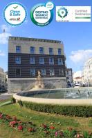 un edificio con una fuente delante de un edificio en Hotel José Régio, en Portalegre