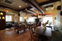 um restaurante com mesas e cadeiras em uma sala em Hotel Hillock em Monte Abu