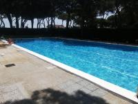 Bazén v ubytování BRAVAHOLIDAYS-320-Condal nebo v jeho okolí