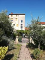 Vonkajšia záhrada v ubytovaní Apartmani Katerina