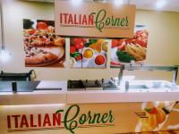 una pizzería con carteles en la pared en Ohtels Mazagon, en Mazagón