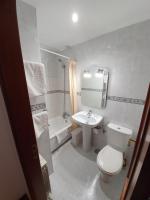 A bathroom at Hostal Giadás