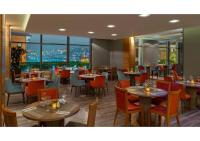 Un restaurante con mesas y sillas con vistas. en Dosso Dossi Hotels & SPA Golden Horn, en Estambul