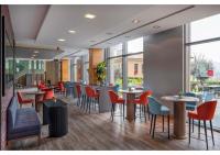 Un restaurante con mesas, sillas y ventanas. en Dosso Dossi Hotels & SPA Golden Horn, en Estambul