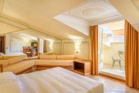 A bed or beds in a room at Hotel S. Anna