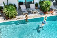 Bazén v ubytovaní Pefki Deluxe Residences alebo v jeho blízkosti