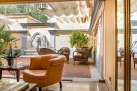 A seating area at Hotel S. Anna