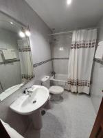 A bathroom at Hostal Giadás