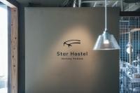 Star Hostel Taichung Parklaneに飾ってある許可証、賞状、看板またはその他の書類
