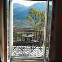 Výhľad na hory alebo výhľad na hory priamo z of the bed and breakfast