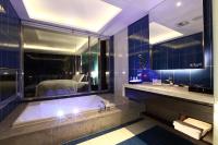 a bathroom with a tub and a large mirror at Icloud Luxury Resort &amp; Hotel in Taichung
