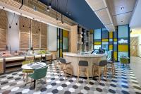 een keuken met een tafel en stoelen en een aanrecht bij URBAN Al Khoory Hotel in Dubai