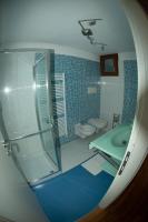 A bathroom at Relax al Porto - 180 degrees of exciting Garda lake views