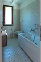 A bathroom at Relax al Porto - 180 degrees of exciting Garda lake views