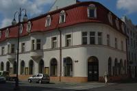 un gran edificio blanco con techo rojo en Hotel Mrázek, en Pardubice