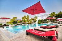 Bazén v ubytovaní Hotel Parentium Plava Laguna alebo v jeho blízkosti
