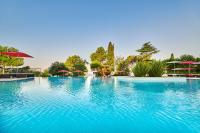 Bazén v ubytovaní Hotel Parentium Plava Laguna alebo v jeho blízkosti