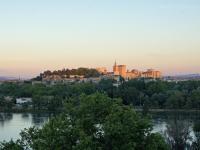 Una vista de la ciudad de Viena desde el otro lado del río. en Maison Orsini, en Villeneuve-lès-Avignon