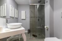 A bathroom at MD Pelayo