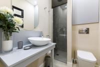 A bathroom at MD Pelayo