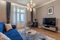 Televízia a/alebo spoločenská miestnosť v ubytovaní Luxury Peitho Residence