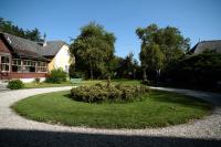 A garden outside Schloss Pesenbach Chalet im Freizeitland Feldkirchen an der Donau