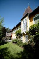 A garden outside Schloss Pesenbach Chalet im Freizeitland Feldkirchen an der Donau