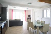 Televízia a/alebo spoločenská miestnosť v ubytovaní Beachfront Apartments Baricevic with Pool