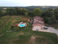 una vista aérea de una casa con piscina en Gîte Bois et Senteurs, en Lafrançaise