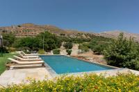 Bazén v ubytovaní Agarathos Traditional Rooms - Pool - Kaliviani -On the road to Balos alebo v jeho blízkosti