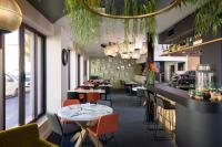 ジェラールメにあるオテル レストラン ローベルガードのバーとテーブルと椅子のあるレストラン