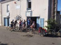 un groupe de personnes debout à l&#39;extérieur d&#39;un bâtiment avec leurs vélos dans l&#39;établissement GUEST HOUSE groupe et Famille, à Saint-Paimboeuf