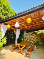 Patio alebo iná vonkajšia časť ubytovania Balatonföldvár Centrum Apartmanok